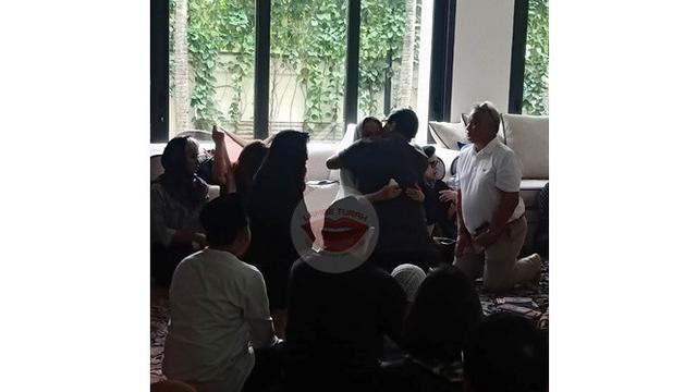 5 Potret Terbaru Bunga Citra Lestari Temani Jenazah Ashraf Sinclair, Berusaha Tegar