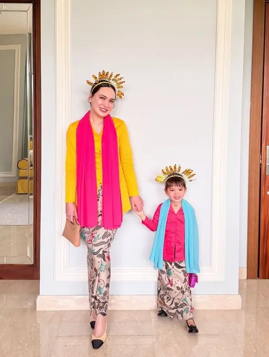 <p>Alhasil keduanya pun memilih tampil dengan busana None Jakarta yang identik mengenakan kebaya warna cerah. Misalnya saja Claire tampil dengan kebaya fuschia dipadukan selendang baby blue. [@shandyaulia]</p>