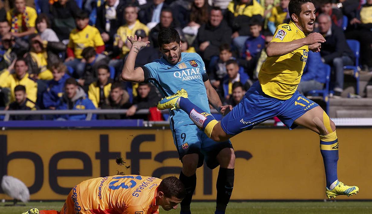 Kiper Las Palmas, Pedro Bigas, mengamankan gawang dari rebutan striker Barcelona, Luis Suarez, pada laga La Liga Spanyol di Stadion Gran Canaria, Sabtu (20/2/2016). Las Palmas takluk 1-2 dari Barcelona. (Reuters/Juan Medina)