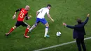 Bek Italia, Matteo Darmian (tengah) berusaha mengontrol bola dari kawalan bek Belgia, Laurent Ciman pada pertandingan grup E Piala Eropa di Stade de Lyon, Prancis, (14/6). Italia menang atas Belgia dengan skor 2-0. (REUTERS/Max Rossi)