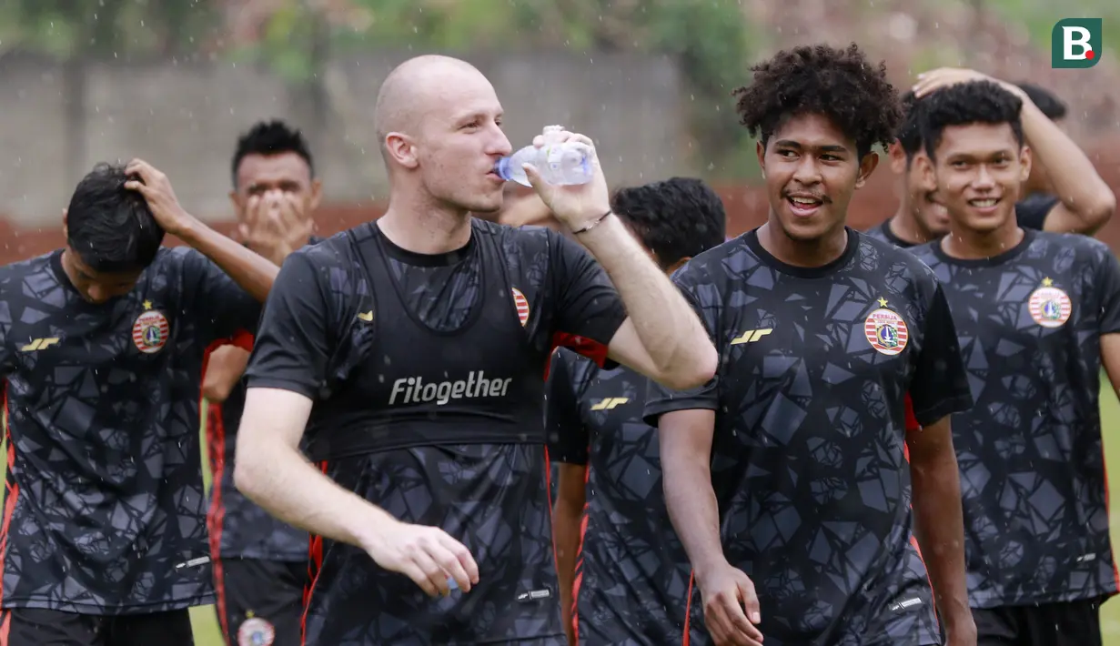Pemain Persija Jakarta saat sesi latihan di Nirwana Park Sawangan, Jawa Barat, Kamis (7/7/2022). Latihan merupakan persiapan jelang bergulirnya Liga 1 musim 2022/2023. (Bola.com/M Iqbal Ichsan)