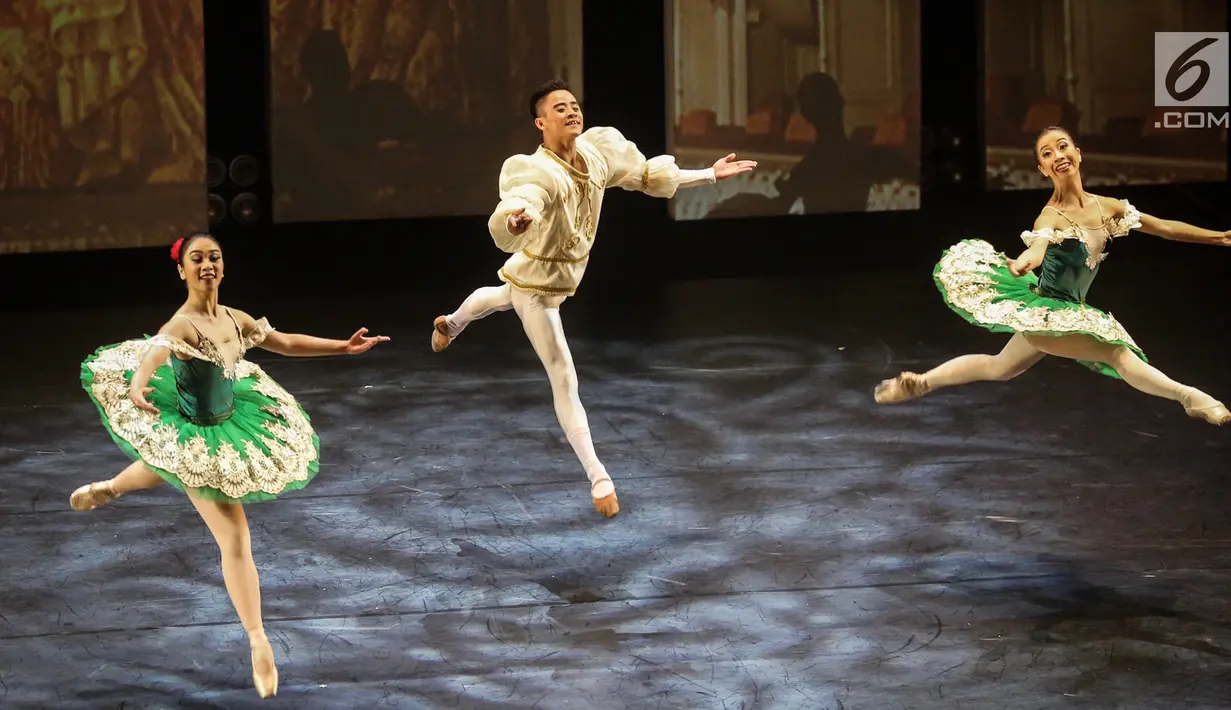 Pebalet Namarina Youth Dance (NYD) mementaskan karya bertajuk Anantari di Teater Jakarta, Taman Ismail Marzuki, Jakarta, Jumat (23/11). NYD yang berdiri pada tahun 2006 telah menghasilkan 12 karya pementasan. (Liputan6.com/Fery Pradolo)
