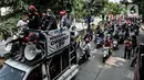 Massa dari berbagai serikat buruh menggelar aksi menolak UU Omnibus Law Cipta Kerja di kawasan JIEP, Jakarta, Selasa (6/10/2020). Ratusan buruh berpawai sambil berorasi mengajak pekerja turun ke jalan menolak UU Omnibus Lawa Cipta Kerja yang dinilai merugikan buruh. (merdeka.com/Iqbal S. Nugroho)