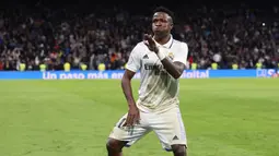 Setelah menjebol gawang Atletico Madrid, Vinicius Junior melakukan selebrasi dengan menari dihadapan penonton yang memadati Santiago Bernabeu, Jumat (27/1/2023) WIB. (AFP/Pierre-Philippe Marcou)