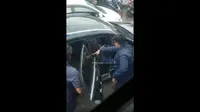 Viral penggerebekan terhadap pengemudi mobil mewah diduga terkait narkoba di Jalan Gedong Panjang, Penjaringan, Jakarta Utara. (Foto: tangkapan layar dari akun Instagram @merekamjakarta)