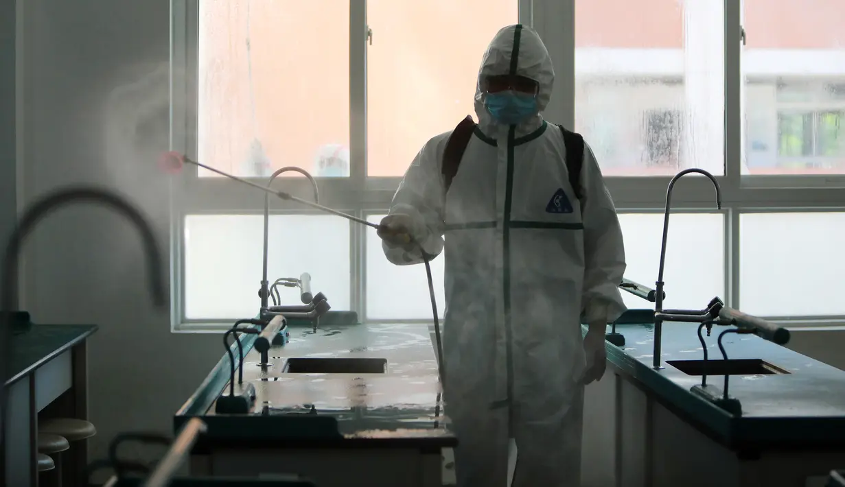 Seorang petugas pemadam kebakaran mendisinfeksi laboratorium di Sekolah Asrama No. 3 Wuhan di Distrik Hanyang, Kota Wuhan, Provinsi Hubei, China, 3 Agustus 2020. Upaya disinfeksi dilakukan di sekolah itu untuk mempersiapkan dimulainya kembali kegiatan belajar mengajar di kelas. (Xinhua/Wang Fang)