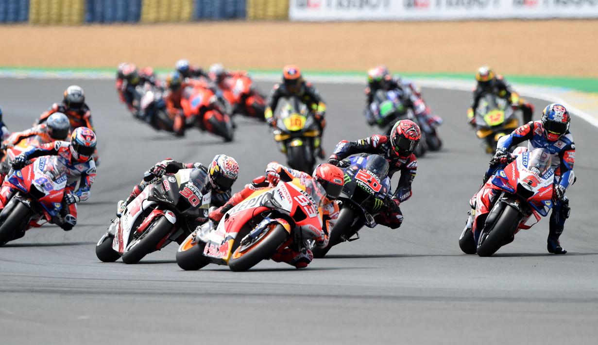 Pembalap memulai MotoGP Prancis 2022 di Sirkuit Bugatti, Le Mans, Prancis, 15 Mei 2022. Pembalap Gresini Racing Enea Bastianini berhasil menang dramatis di MotoGP Prancis 2022. (JEAN-FRANCOIS MONIER/AFP)