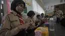 Siswa-siswi SDN 05 dan 07 Cipinang Melayu Kecamatan Makasar, Jakarta bersiap melakukan makan siang bersama, Rabu (7/8/2024). (merdeka.com/Imam Buhori)