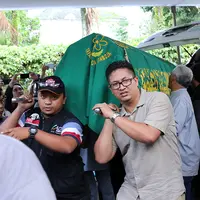 Duka orang dekat di pemakaman Pepeng (Galih W. Satria/Bintang.com)