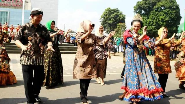 Bupati Banyumas Achmad Husein dan istri turut larut dalam kegembiraan kirab batik Banyumasan. (Foto: Liputan6.com/Muhamad Ridlo)