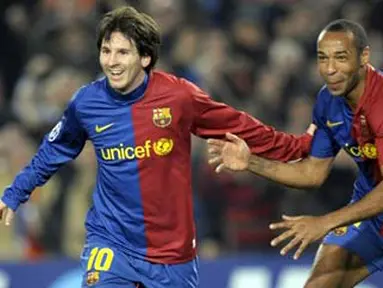 Barcelona's Lionel Messi is congratuled by Thierry Henry after scoring Barelona's third goal against Lyon during their Champions League match at Camp Nou in Barcelona, on March 11, 2009. AFP PHOTO/PHILIPPE DESMAZES