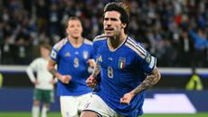 Italia berhasil memetik kemenangan dalam laga play off melawan Irlandia Utara dan menjaga asa mereka untuk lolos ke Piala Dunia 2026. (AFP/Alberto Pizzoli)