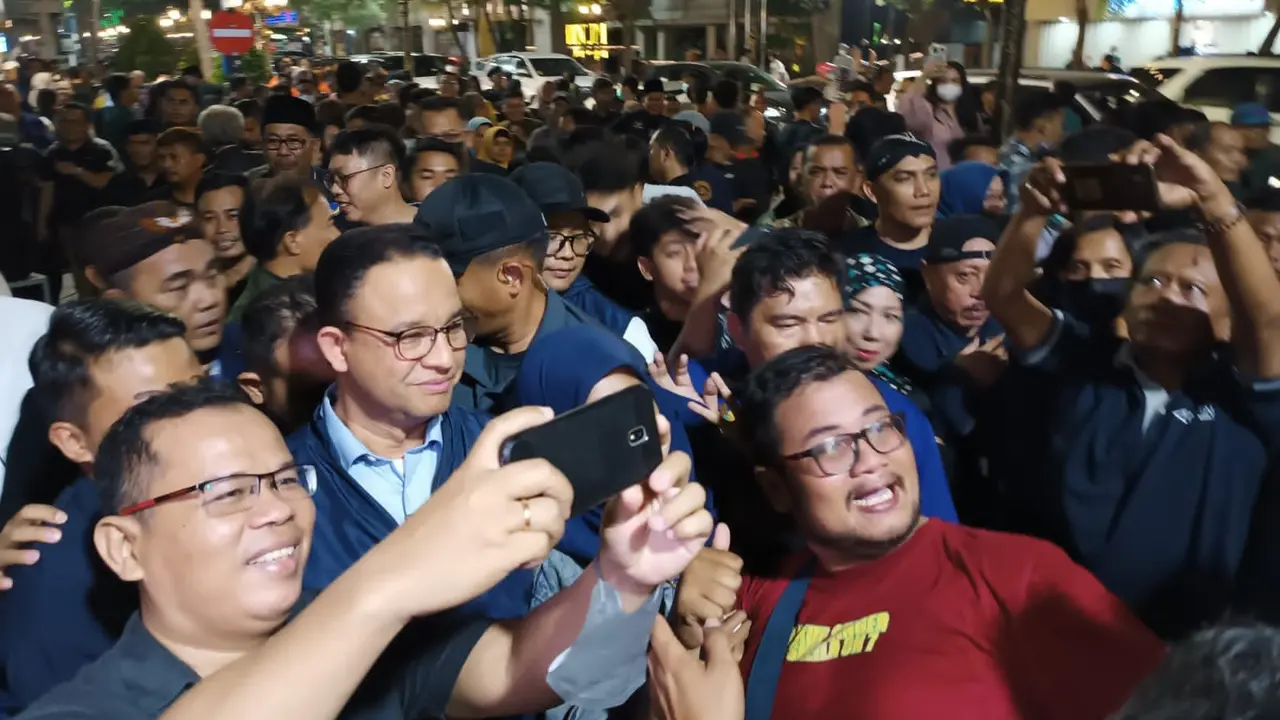 Anies Baswedan menjadi pusat perhatian masyarakat saat mengunjungi Jalan Tunjungan, Surabaya, Jawa Timur. (Liputan6.com/Dian Kurniawan)