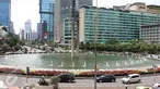 Sejumlah kendaraan melintas di Bundaran HI, Jakarta, Sabtu (24/12). Menjelang natal sejumlah ruas jalanan Jakarta tampak lengang. (Liputan6.com/Herman Zakharia)