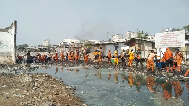 Petugas Sudin Lingkungan Hidup Jakarta Utara saat membersihkan sampah di Kampung Bengek Jakarta Utara. (dok Dinas Lingkungan Hidup)
