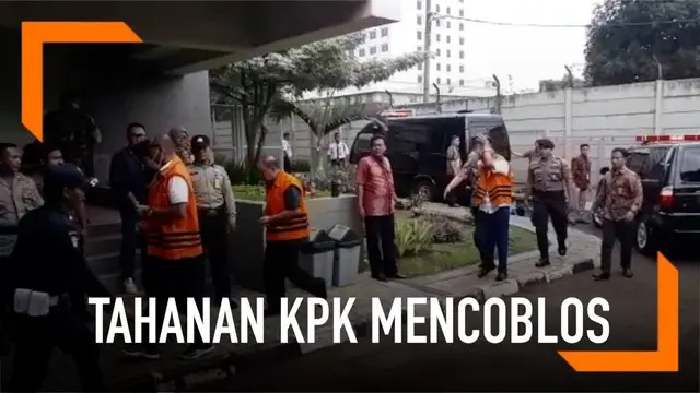 Sejumlah tahanan KPK mendatangi Tempat Pemungutan Suara atau TPS khusus untuk menyalurkan hak pilihnya hari Rabu (17/4). Tampak Idrus Marham berada di dalam antrian tahanan.