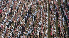 Siswa dari St. Scholastica's College mengambil bagian dalam gerakan One Billion Rising di Manila, Filipina, Kamis (14/2). Lebih dari 3.000 siswa berpartisipasi dalam acara yang digelar yang bertepatan dengan Hari Valentine tersebut. (TED ALJIBE/AFP)