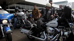 Ketua MPR Zulkifli Hasan bersiap manaiki Motor Gede di Halaman Gedung DPR/MPR, Jakarta, Minggu (1/7). Acara tersebut dilakukan untuk Halal Bihalal Ketua MPR dengan Pencinta Motor Gede dengan tema "Merah Putih Kita Sama". (Liputan6.com/Johan Tallo)