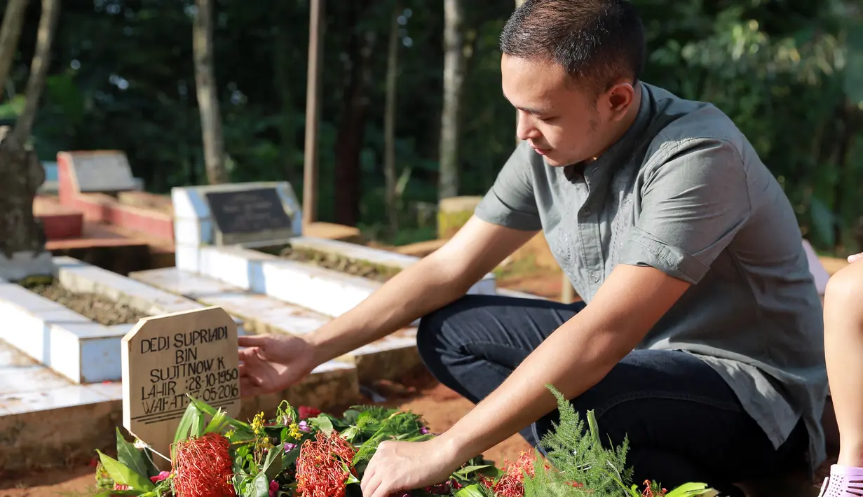"Kebetulan baru tadi ada temennya Opa ngomong, dia (Deddy Dores) ngomong ama temennya 'aku pengen bikin Aghi jadi sukses'. Kebetulan saya juga senang di musik juga," kata Aghi Alfaghi ditemui di rumah duka, Rabu (18/5/2016). (Adrian Putra/Bintang.com)