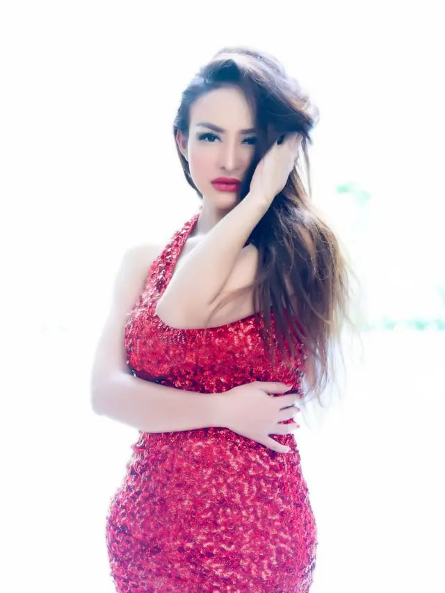 6 Potret Cynthiara Alona, Model Sekaligus Mantan Lutfi Agizal di Take Me Out