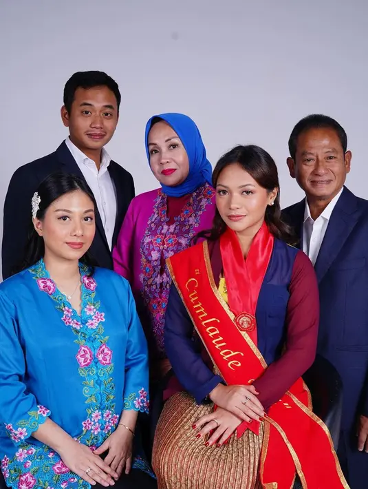 Amel Carla juga bisa menyelesaikan kuliah dengan meraih cumlaude disela-sela sibuk syuting. "Ragil” Congratulations on your graduation, FHUI “ Cumlaude” ( @amelcarla ) disela2 kesibukanmu didunia entertaiment msh bisa menyelesaikan sarjanamu 3,5 thn, luar biasa semangat dan dedikasimu nak," tulis ibunda Amel @oktarina28. [Instagram/oktarina28]