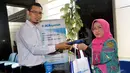 Nasabah yang datang diberikan souvenir menarik dari BCA Syariah sebagai wujud terima kasih atas dukungan nasabah setianya selama ini, Jakarta, Kamis (9/4/2014) (Liputan6.com/Miftahul Hayat)