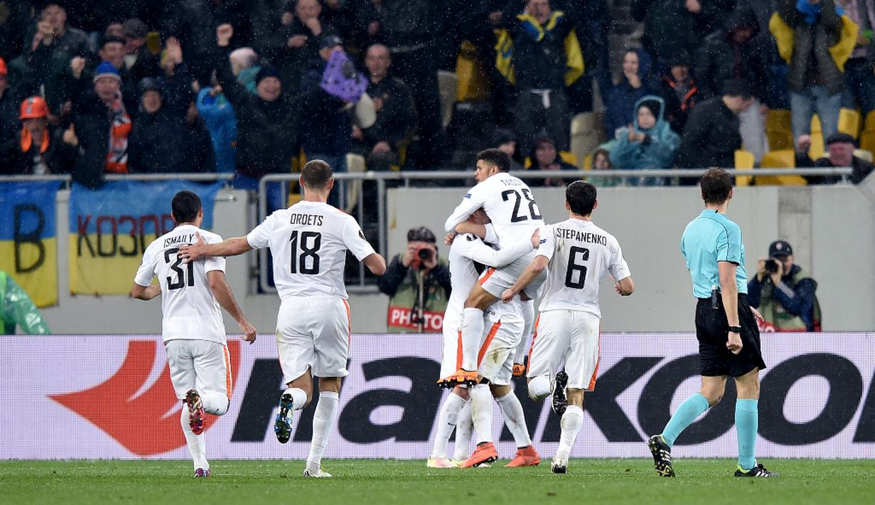 Pemain Shakhtar Donetsk merayakan gol ke gawang Braga pada laga leg kedua perempat final Liga Europa, di Stadion Arena Lviv, Lviv, Ukraina, Jumat (15/4/2016) dini hari WIB. (AFP/Sergei Supinsky)