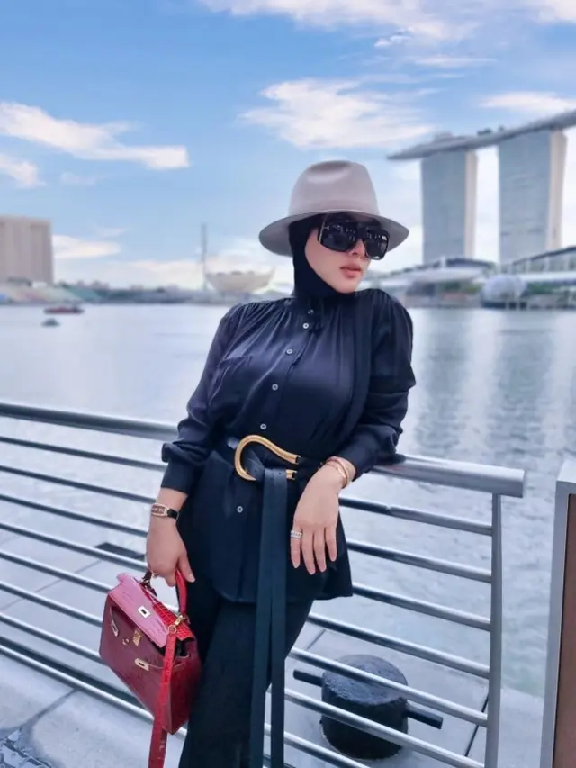 Inspirasi Padu Padan Atasan Hitam ala Syahrini