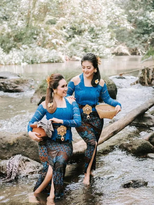 7 Potret Kompak Duo Racun Pakai Busana Bali Ini Curi Perhatian