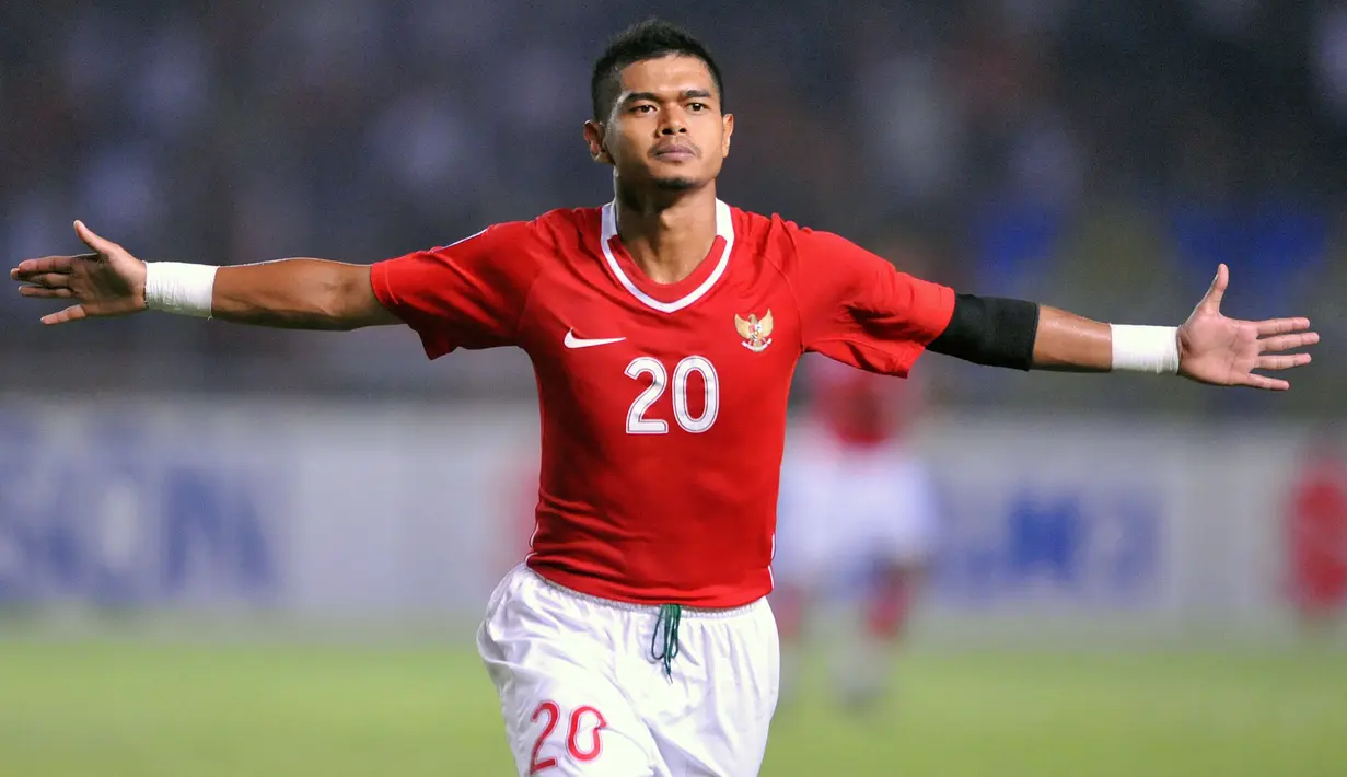 Bambang Pamungkas dipilih menjadi kapten Timnas Indonesia untuk Piala AFF 2010 oleh pelatih Alfred Riedl. Ia dianggap memiliki jiwa kepimpinan yang bagus di lapangan. Lagi-lagi, Bepe dan Skuat Merah Putih harus takhluk di partai final saat melawan Malaysia. (AFP/Adek Berry)