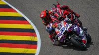 Francesco Bagnaia kesulitan untuk menyalip Jorge Martin pada perebutan juara di MotoGP Jerman yang berlangsung di sirkuit Sachsenring (AFP)