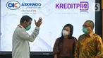 Kepala Divisi Pemasaran Digital PT Askrindo Ardian Brahmana berbincang dengan Direktur Utama KreditPro Adelheid Helena Bokau dan Komisaris Alexander Rusli di sela-sela penandatanganan kerjasama dengan Fintech KreditPro di Jakarta Selasa (27/10/2020). (Liputan6.com/HO/Iqbal)