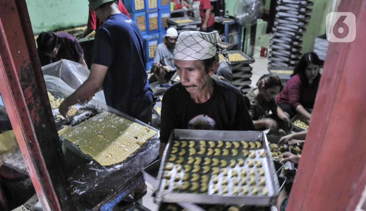 Pekerja bersiap memasukkan kue kering ke dalam oven di industri rumahan Pusaka Kwitang, Jakarta, Kamis (6/4/2023). (merdeka.com/Iqbal S Nugroho)