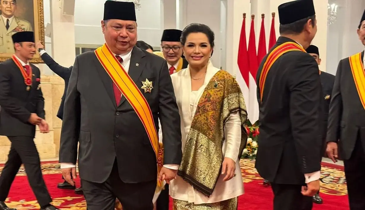Berbeda lagi dengan penampilan Yanti Airlangga yang memilih kebaya putih dan padu padan kain wastra keemasan sebagai rok dan batik emas yang disampirkan sebagai selendang. [Foto: Instagram/yanti.airlangga]