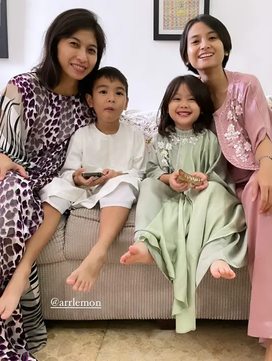 Perbedaan itu tentunya tak jadi masalah bagi Acha. Ia dan keluarga tetap merayakan Idulfitri dengan sukacita. [Instagram @septriasaacha]