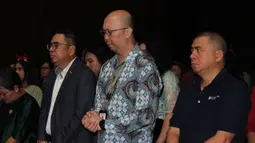 Ini menjadi bagian dari tradisi tahunan perusahaan dalam menyambut perayaan Natal. Tampak dalam foto, jajaran manajemen dan karyawan larut dalam suasana khidmat saat mengikuti doa bersama dan perayaan Natal 2025 Emtek Group di Studio News lantai 8, SCTV Tower, Senayan City, Jakarta, Jumat (19/12/2025) sore. (merdeka.com/magang/Rendi Saputra)