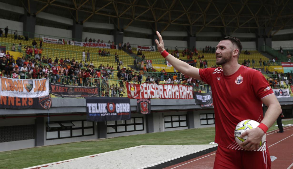 Striker Persija Jakarta, Marko Simic, menyapa suporter usai mengalahkan 757 Kepri Jaya pada laga Piala Indonesia di Stadion Patriot Bekasi, Jawa Barat, Rabu (23/1). Persija menang 8-2 atas Kepri. (Bola.com/Yoppy Renato)