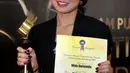 Widy Dwinanda mendapat penghargaan sebagai Peran Pembantu Wanita Terpuji di Festival Film Bandung 2015, Bandung, Sabtu (13/9/2015). (Liputan6.com/Faisal R Syam)