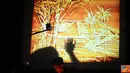 Citizen6, Bandung: Fauzan, pelukis dengan pasir pantai pada acara wayang festival di Kampus Unpad Bandung, Jawa Barat (25/4). 