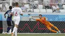 Kiper Jepang, Eiji Kawashima mengamankan gawangnya saat melawan Polandia pada laga terakhir grup H di Volgograd Arena, Volgograd, Rusia (28/6/2018). Jepang kalah 0-1 dari Polandia. (AP/Eugene Hoshiko)