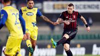 Tendangan keras Juraj Kucka dari luar kotak pinalti mengantar kemenangan untuk tim nya, Verona, Italia (16/10). Kemenangan Milan atas Chievo membawa mereka naik keperingkat tiga besar liga Italia. (Reuters/ Alessandro Garofalo)