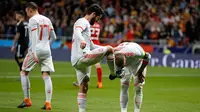 Kapten timnas Spanyol, Sergio Ramos mencium sepatu rekan setimnya Isco Alarcon usai mencetak gol kedua saat pertandingan persahabatan melawan Argentina di stadion Wanda Metropolitano di Madrid (27/3). (AP Photo / Paul White)