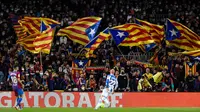 Berlaga di Camp Nou, mantan pelatih Al Sadd ini sukses membawa anak asuhnya menang tipis 1-0. Gol semata wayang Barcelona dicetak Memphid Depay dari titik penalti pada menit ke-48. (AFP/Josep Lago)