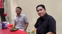 Menteri BUMN Erick Thohir membagikan momen melahap makanan gudeg asal Yogyakarta di kawasan Stasiun Gondangdia, Jakarta Pusat, melalui akun Instagram pribadinya @erickthohir.