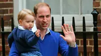 Pangeran George digendong sang ayah, Pangeran William terlihat melambaikan tangan di depan Lindo Wing RS St Mary, London, Sabtu (2/5/2015). George pertamakalinya diajak bertemu adik kecilnya yang baru lahir. (REUTERS/Suzanne Plunkett)