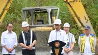 Presiden Joko Widodo atau Jokowi melakukan peletakan batu pertama atau groundbreaking Hotel Vasanta di kawasan Ibu Kota Nusantara (IKN), Kabupaten Penajam Paser Utara, Provinsi Kalimantan Timur, Sabtu (23/9/2023).