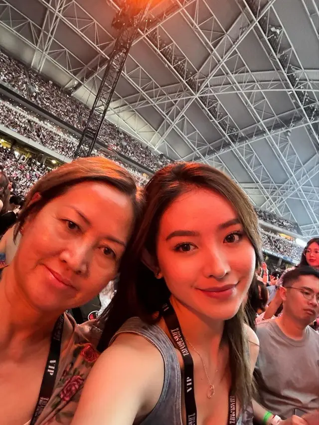 7 Potret Natasha Wilona Nonton Konser Taylor Swift dengan Ibunda, Seru Abis