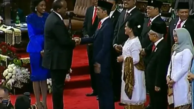 Raja Eswatini, Raja Mswati menyalami Presiden Jokowi. (Liputan6.com)