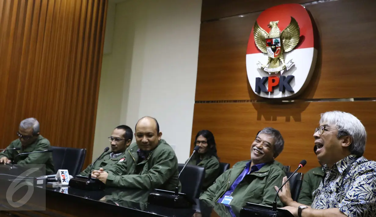 Sosiolog sekaligus Mantan Penasihat KPK Imam Prasodjo (kanan) memberi keterangan pers usai melakukan diskusi internal bersama para pegawai KPK di gedung KPK, Jakarta, Kamis (30/3). (Liputan6.com/Helmi Afandi)