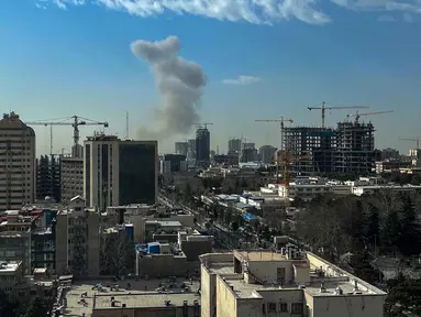 Kepulan asap membubung setelah ledakan yang dilaporkan terjadi di Teheran, Iran, pada 28 Februari 2026. Dua ledakan keras terdengar di Teheran, Iran, pada 28 Februari 2026 pagi hari. (Foto oleh AFP)